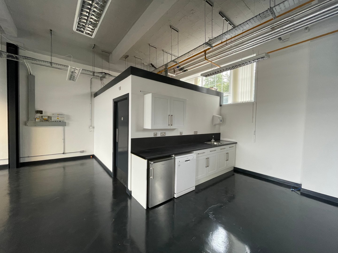 Unit 2 (kitchenette)